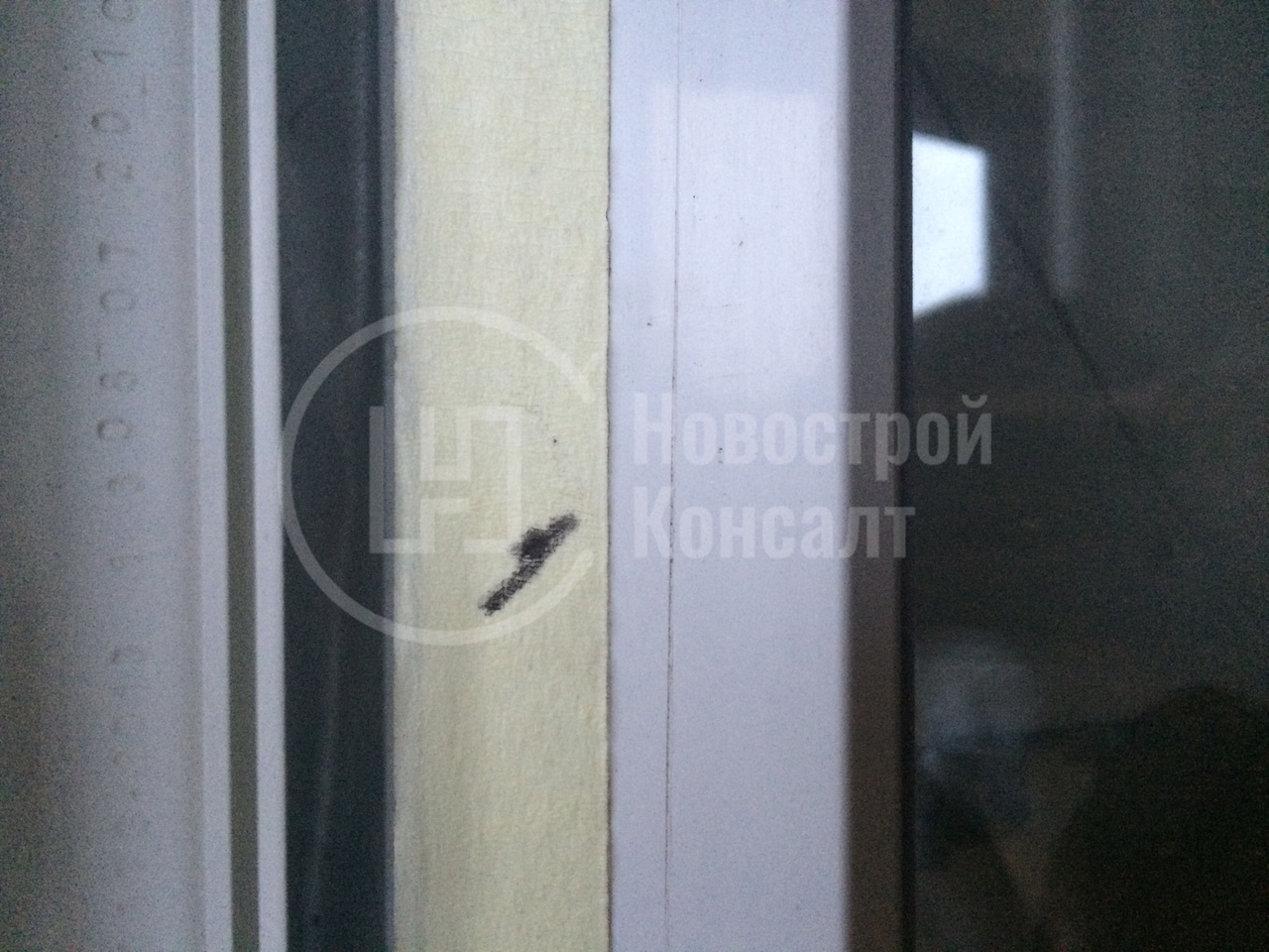 Глубокий порез рамы балконной двери