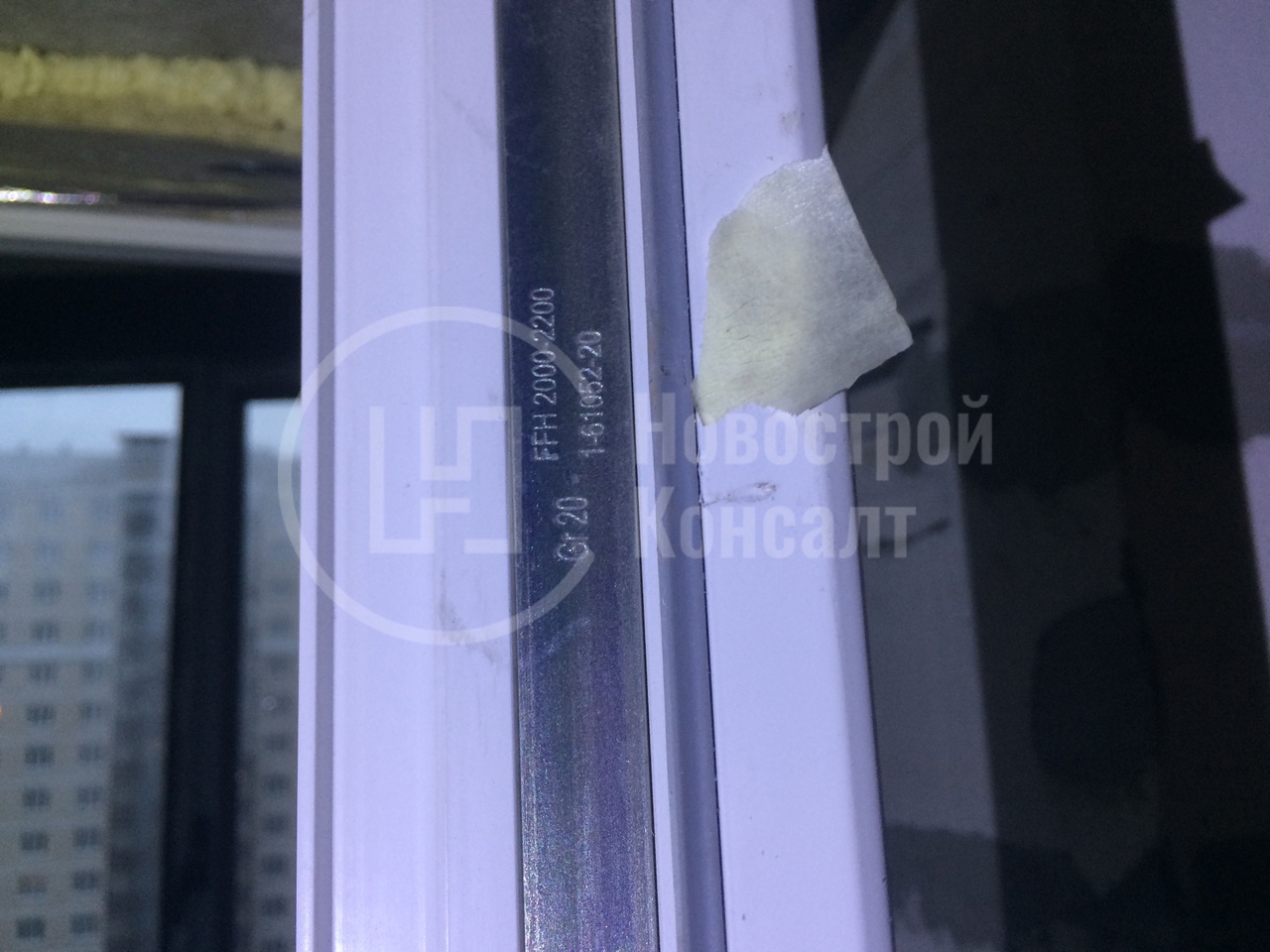 Повреждение пластика рамы балконной двери